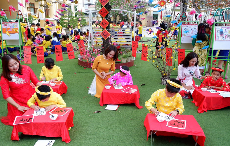 Học sinh trường Tiểu học số 1 Nam Lý thi viết chữ thư pháp. Học sinh trường Tiểu học số 1 Nam Lý thi viết chữ thư pháp.