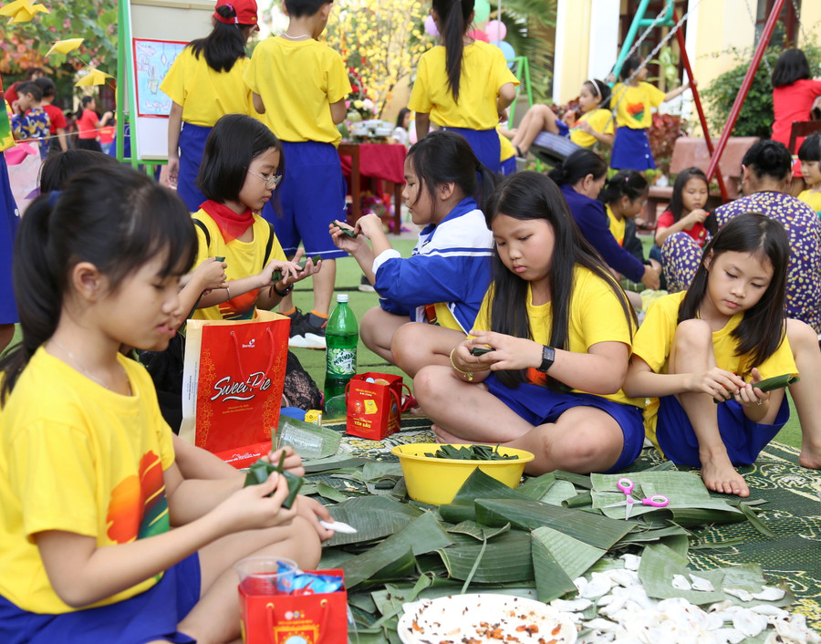 Học sinh làm bánh lọc Học sinh làm bánh lọc