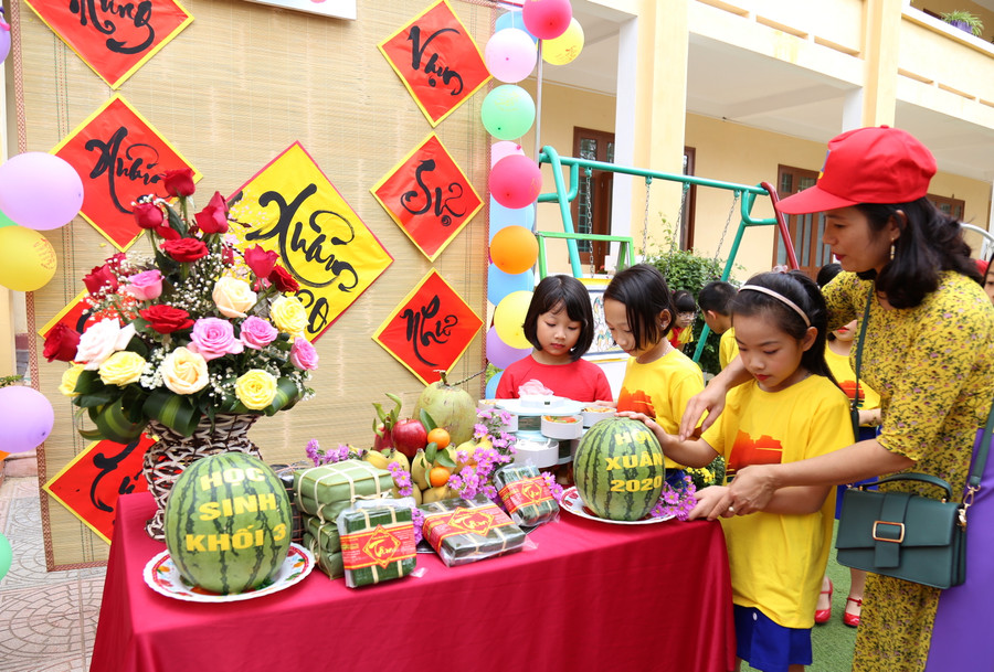 Các giáo viên hướng dẫn cách bày biện mâm cỗ cho học sinh Các giáo viên hướng dẫn cách bày biện mâm cỗ cho học sinh