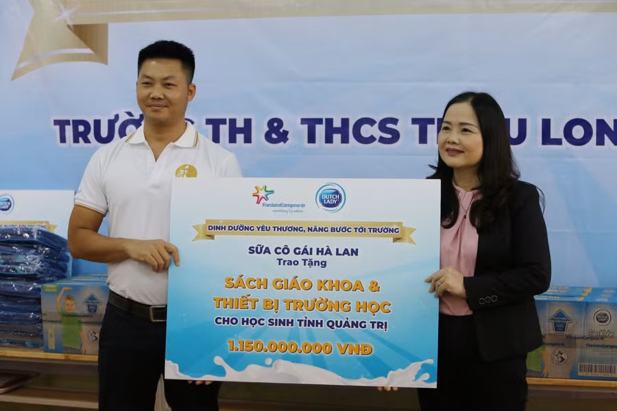 Tặng Sách giáo khoa và thiết bị trường học cho học sinh tỉnh Quảng Trị