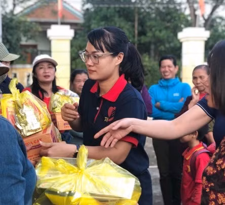 Phát quà cho bà con người dân vùng lũ