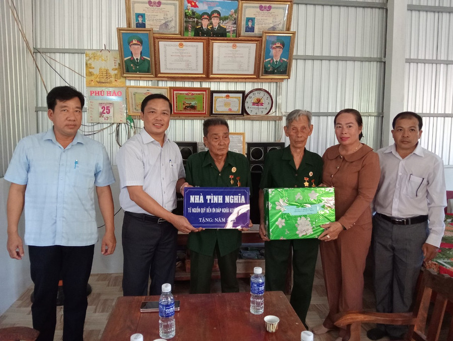 Lãnh đạo huyện U Minh tham gia công tác an sinh xã hội.