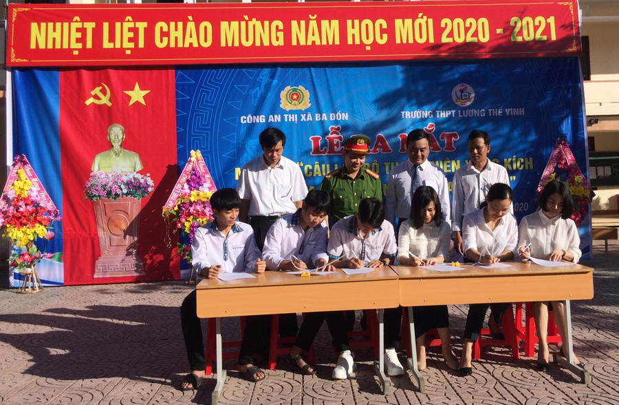 Giáo viên và học sinh Trường THPT Lương Thế Vinh ký cam kết