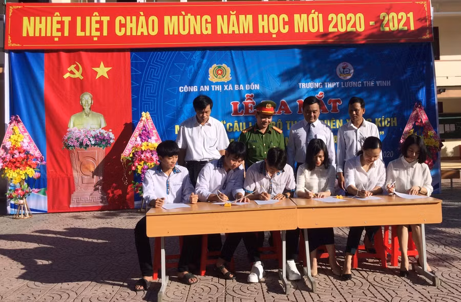 Giáo viên và học sinh Trường THPT Lương Thế Vinh ký cam kết