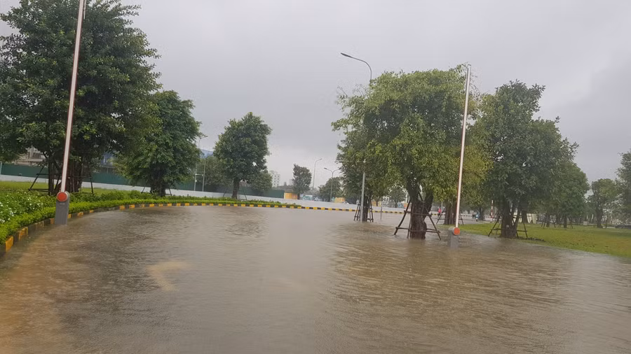 Hà Nội: Đại lộ Thăng Long ngập sâu, nhiều ô tô chết máy ảnh 5