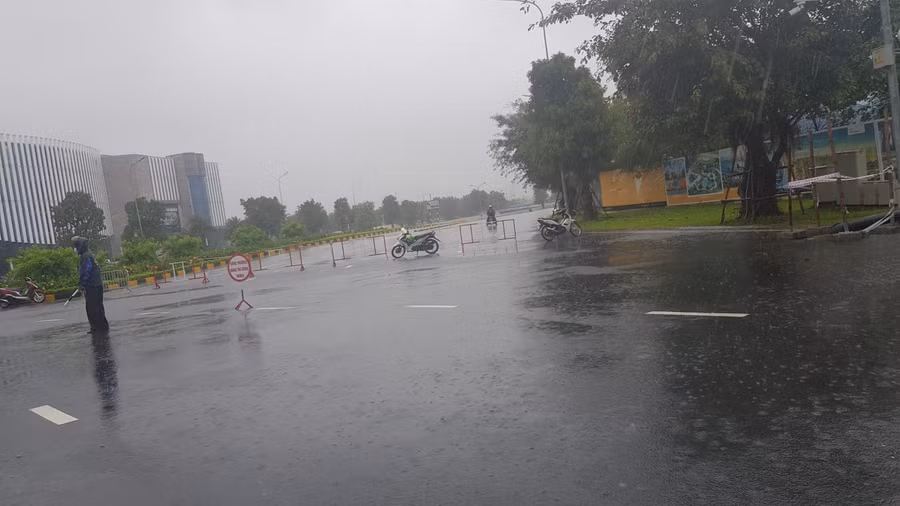 Lực lượng chức năng lập rào chắn tại Mega mall, yêu cầu người dân quay đầu do ngập úng tại Đại lộ Thăng Long.