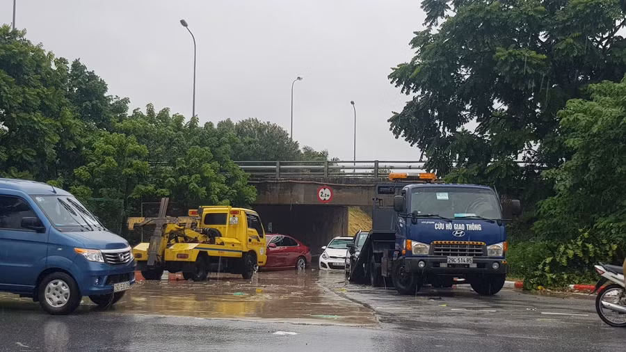 Nhiều ô tô bị chết máy tại hầm chui Đại lộ Thăng Long.