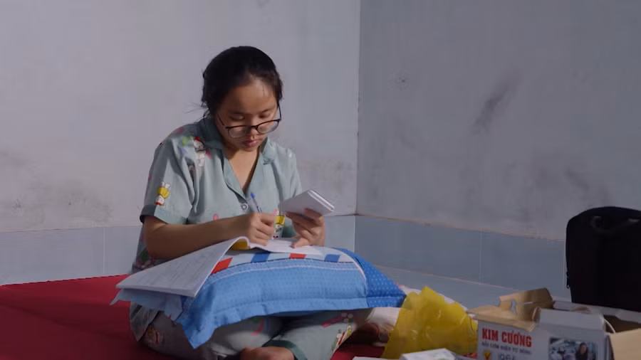 Em Lê Hiểu Yến- học sinh trường THPT Tân Long - nhân vật trong phóng sự "Sự học bên vực thẳm".