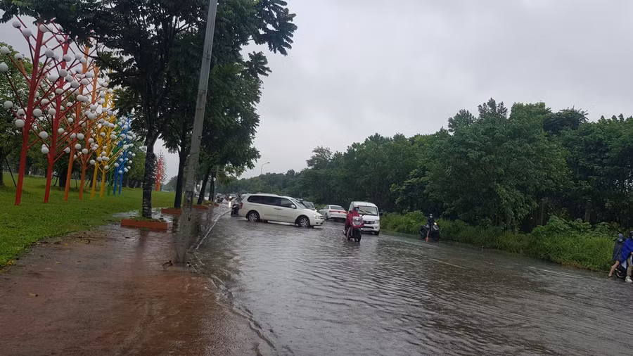 Đến 10 giờ 30, tình trạng ngập úng vẫn chưa giảm, người tham gia giao thông khó khăn trong việc di chuyển đi và đến trung tâm Thành phố.