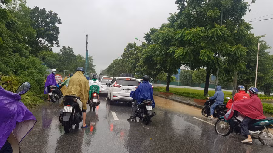 Các phương tiện giao thông bị mắc kẹt trên Đại lộ Thăng Long.