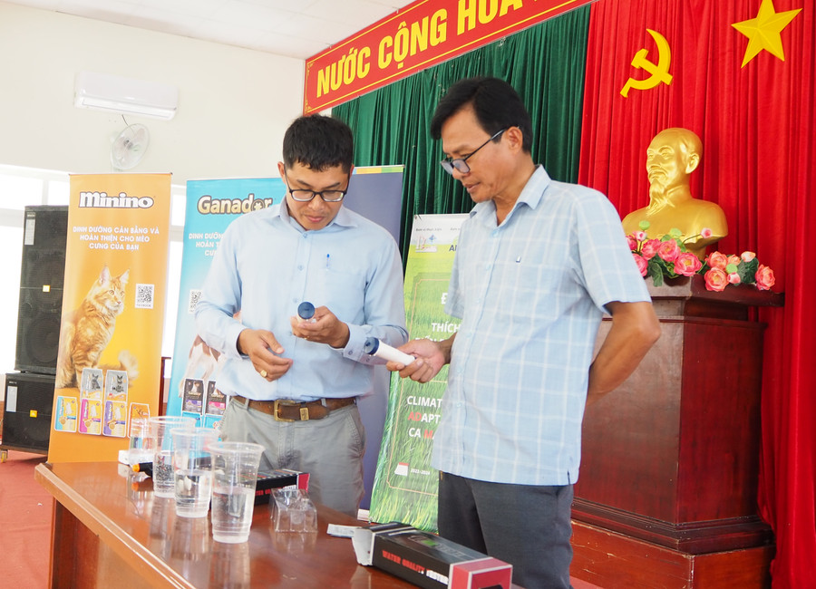 Người dân được hướng dẫn sử dụng thiết bị. Người dân được hướng dẫn sử dụng thiết bị.