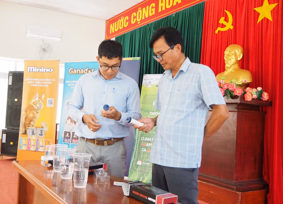 Người dân được hướng dẫn sử dụng thiết bị.