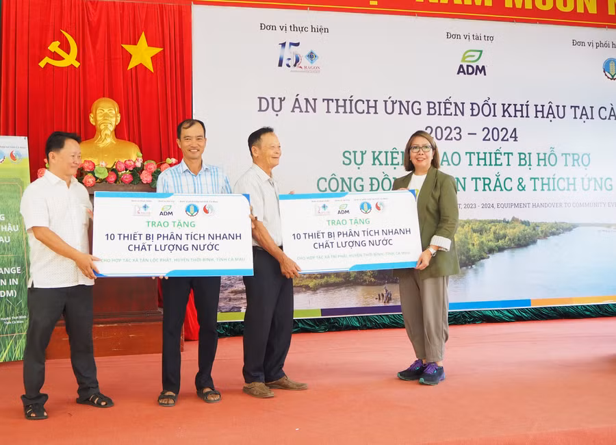 Đại diện dự án trao thiết bị cho 2 hợp tác xã.