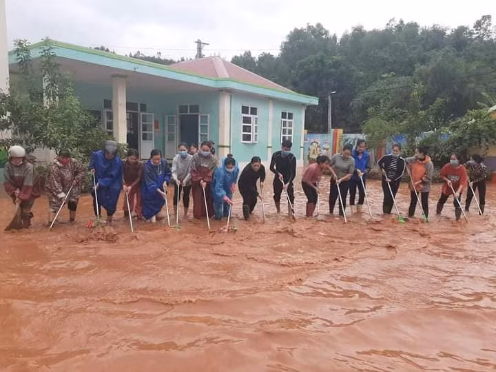 Lũ đi để lại một sân trường toàn bùn đất