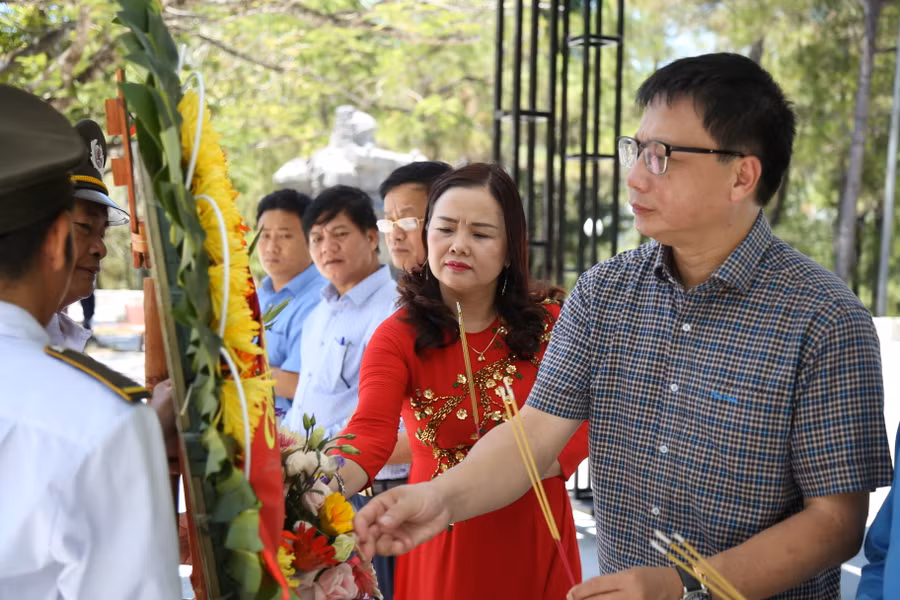 Ông Nguyễn Ngọc Ân - Phó Chủ tịch Công đoàn Giáo dục Việt Nam sửa vòng hoa viếng Nghĩa trang Liệt sĩ Trường Sơn