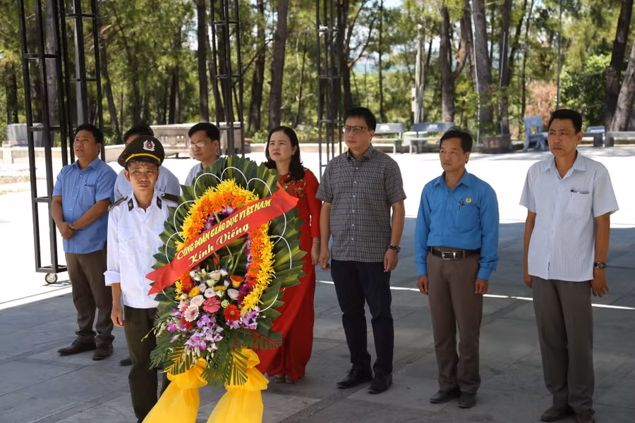 Đoàn công tác Công đoàn Giáo dục Việt Nam và lãnh đạo Sở GD&ĐT Quảng Trị viếng Nghĩa trang Liệt sĩ Trường Sơn