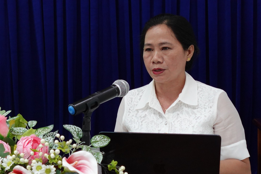 Bà Quách Kiều Mai, Phó Trưởng ban Dân tộc tỉnh Cà Mau phát biểu khai mạc lớp. Bà Quách Kiều Mai, Phó Trưởng ban Dân tộc tỉnh Cà Mau phát biểu khai mạc lớp.