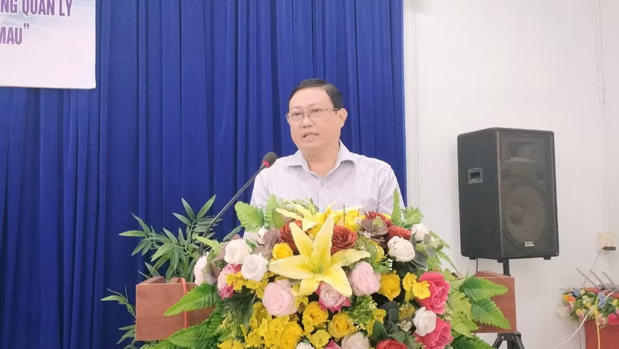 Ông Nguyễn Quốc Tuấn, Giám đốc TTGDTX tỉnh, chủ nhiệm đề tài khoa học phát biểu tại hội thảo.