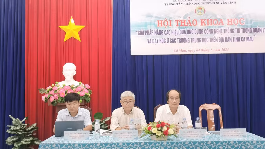Chủ trì hội thảo khoa học.