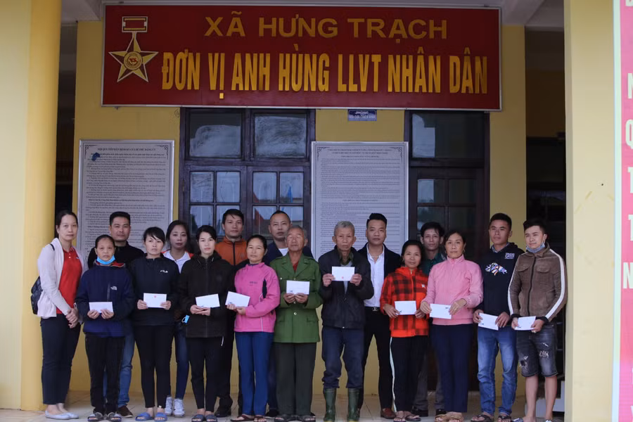 Tặng quà cho người dân khó khăn của xã Hưng Trạch (Bố Trạch - Quảng Bình).