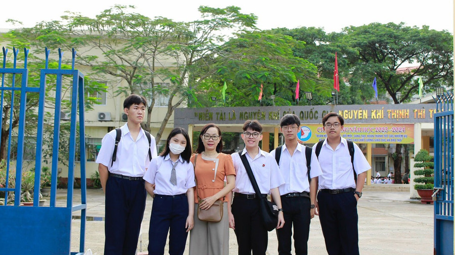 Cô Nguyễn thị Mỹ Dung cùng những học trò của mình. Cô Nguyễn thị Mỹ Dung cùng những học trò của mình.