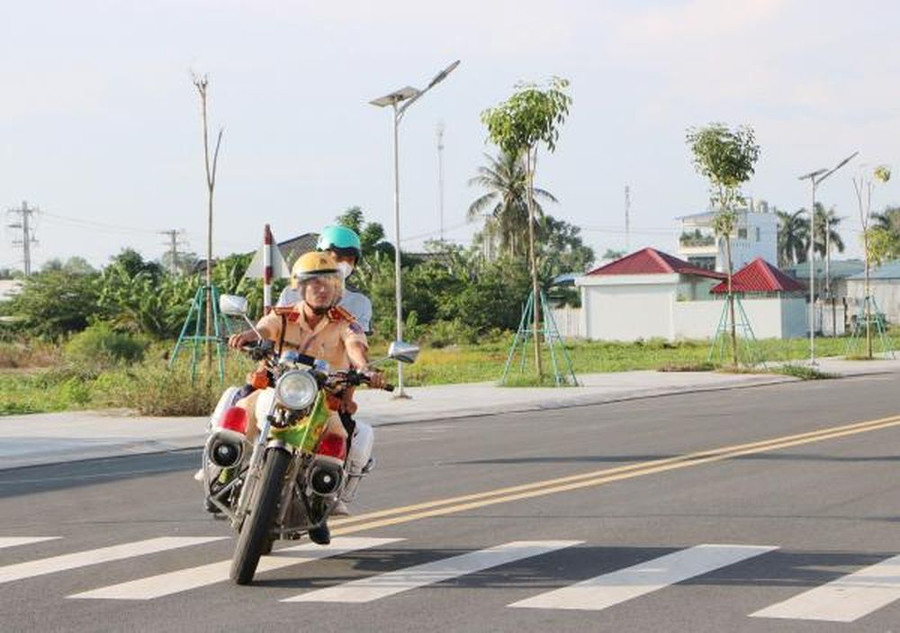 Cảnh sát giao thông Bạc Liêu sử dụng xe chuyên dụng chở thí sinh về nhà lấy giấy tờ bỏ quên kịp thời đến điểm thi sáng ngày 28/6.
