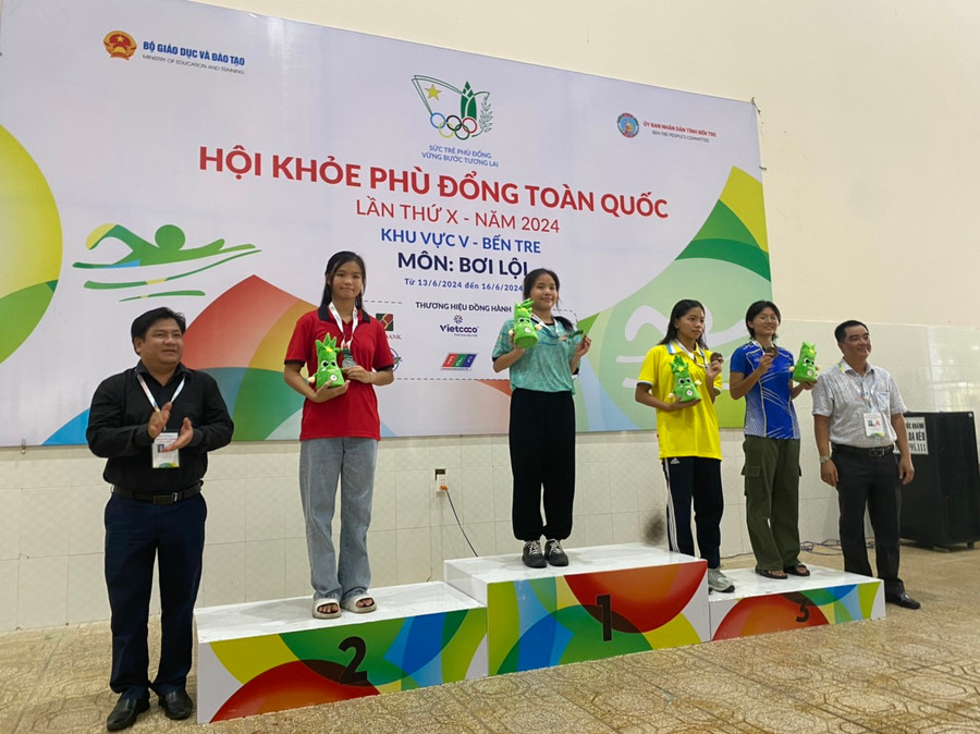 Vận động viên Cà Mau nhận huy chương môn Bơi lội.