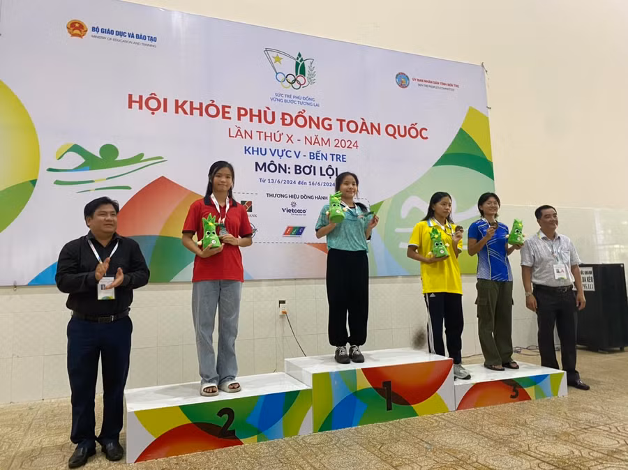 Vận động viên Cà Mau nhận huy chương môn Bơi lội.