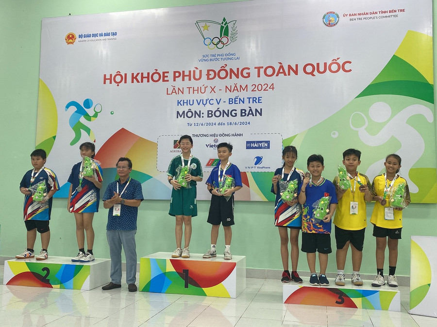 Vận động viên Cà Mau nhận huy chương môn Bóng bàn.