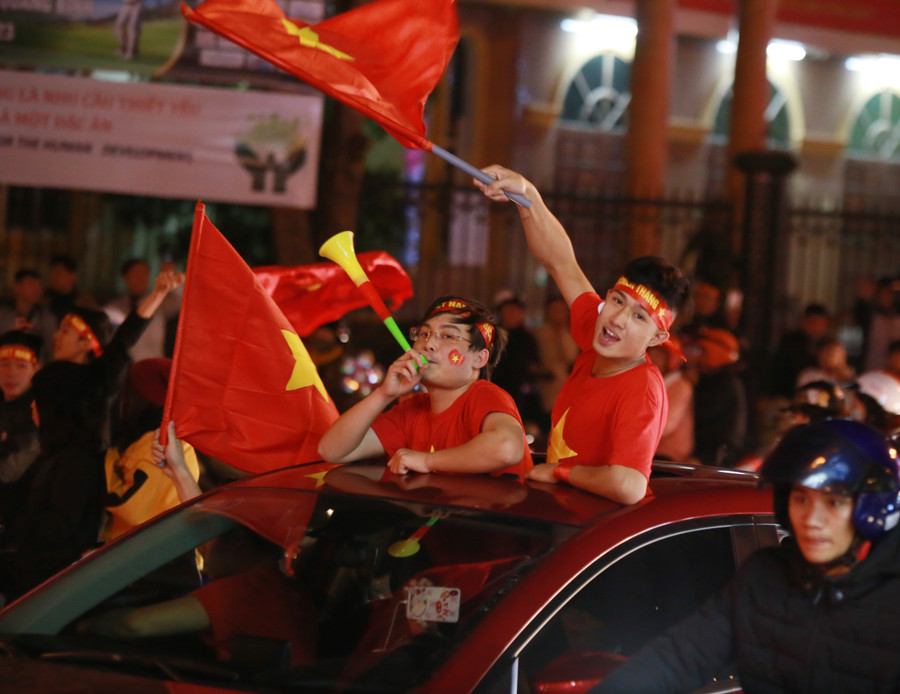 Thổi kèn, phất cờ và hò reo mừng chiến thắng Thổi kèn, phất cờ và hò reo mừng chiến thắng