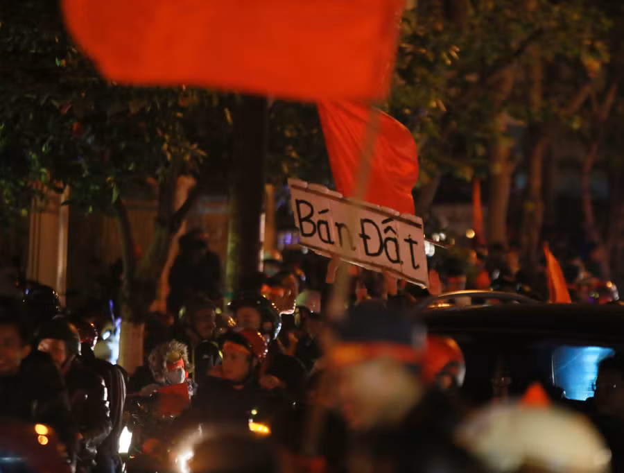 Cổ động viên "bán đất" sau chiến thắng của đội tuyển Việt Nam Cổ động viên "bán đất" sau chiến thắng của đội tuyển Việt Nam