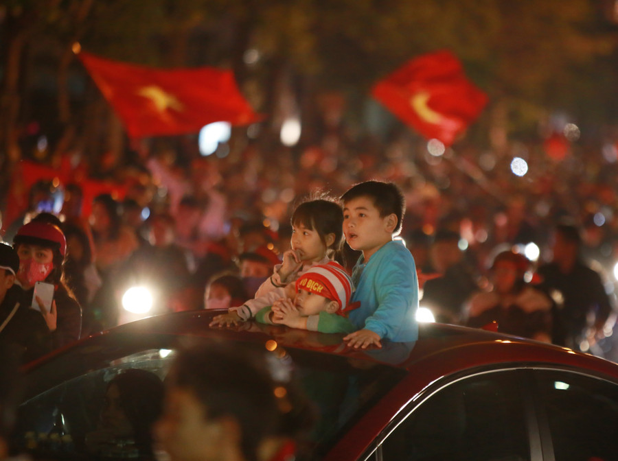 Những đứa trẻ giữa biển người xuống đường chúc mừng chiến thắng của đội tuyển bóng đá Việt Nam Những đứa trẻ giữa biển người xuống đường chúc mừng chiến thắng của đội tuyển bóng đá Việt Nam