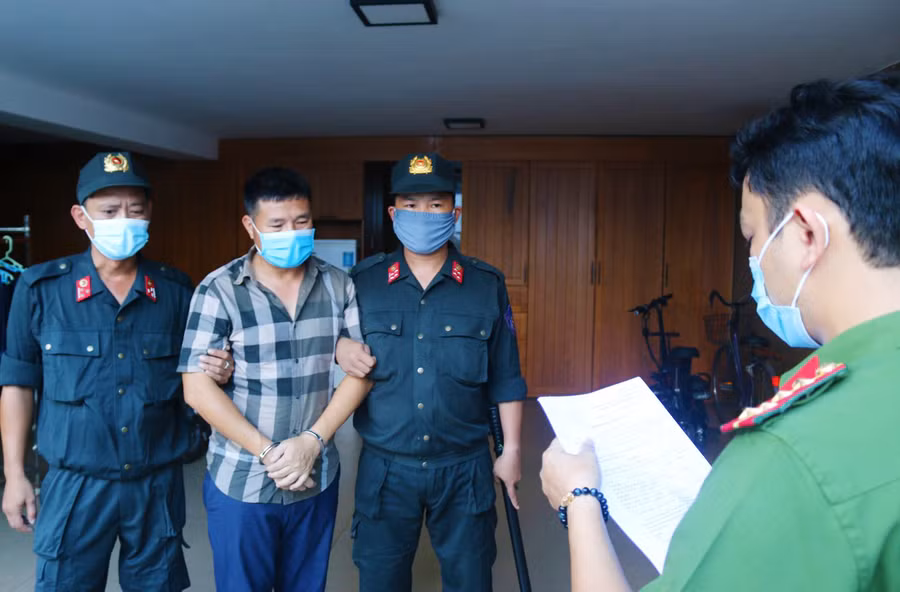 Công an tỉnh Quảng Trị đọc lệnh bắt đối tượng Hùng “Đĩ”.