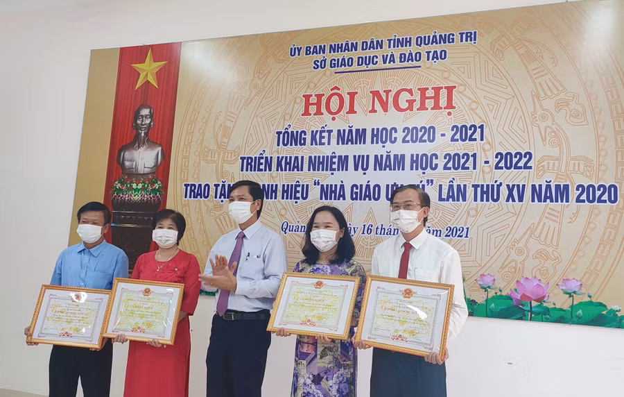 Đại diện các “Tập thể lao động xuất sắc” nhận Bằng khen của UBND tỉnh Quảng Trị