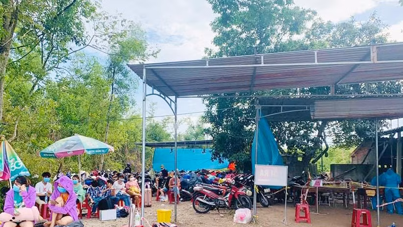 Người dân từ phía Nam về quê dừng đỗ khai báo y tế tại Chốt kiểm dịch huyện Hải Lăng. (Ảnh: VSH).