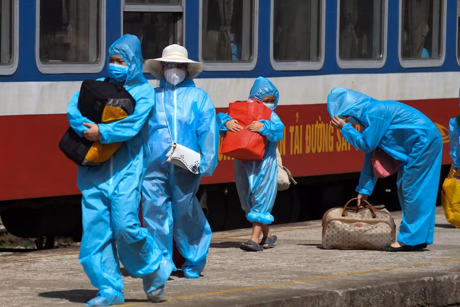 Chuyến tàu đầu tiên đưa 384 công dân Quảng Trị về quê tránh dịch dừng đỗ tại ga Đông Hà vào chiều 29/7.