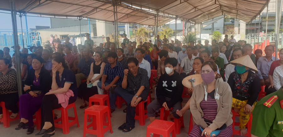 Người dân tham dự phiên xét xử.