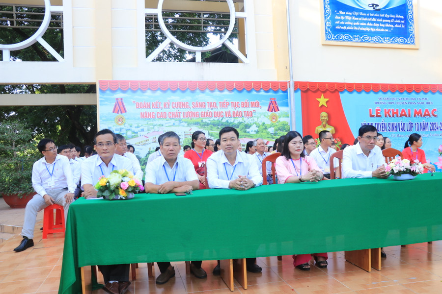 Đại biểu dự lễ khai mạc. Đại biểu dự lễ khai mạc.