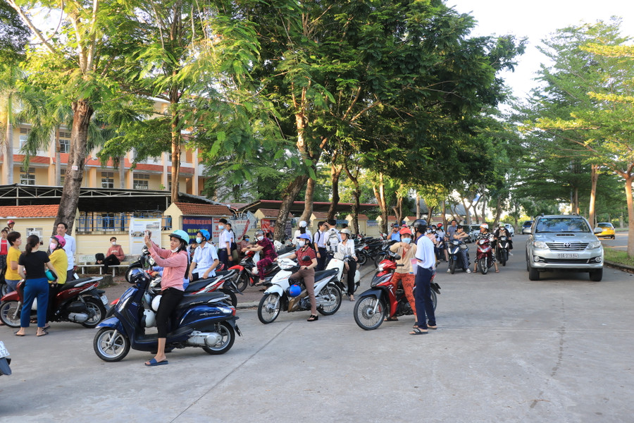 Phụ huynh đưa con em đến điểm thi. Phụ huynh đưa con em đến điểm thi.