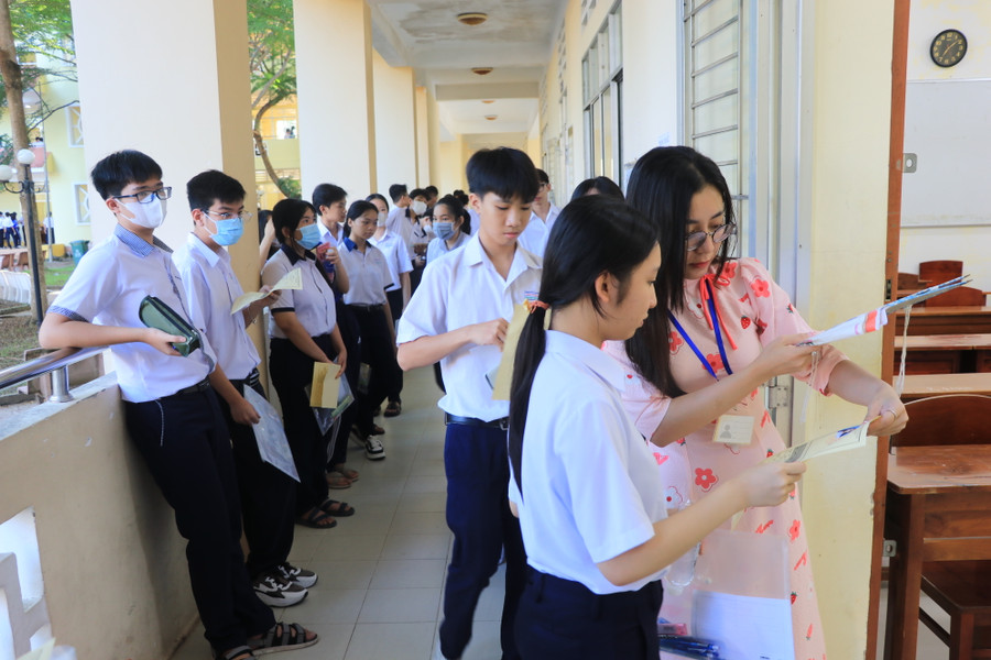 Thí sinh được gọi tên vào phòng thi. Thí sinh được gọi tên vào phòng thi.