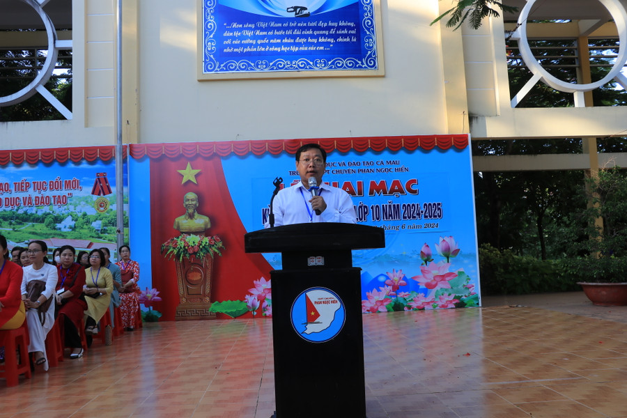 Ông Lê Chí Nguyễn, Hiệu trưởng Trường THPT chuyên Phan Ngọc Hiển phát biểu khai mạc. Ông Lê Chí Nguyễn, Hiệu trưởng Trường THPT chuyên Phan Ngọc Hiển phát biểu khai mạc.