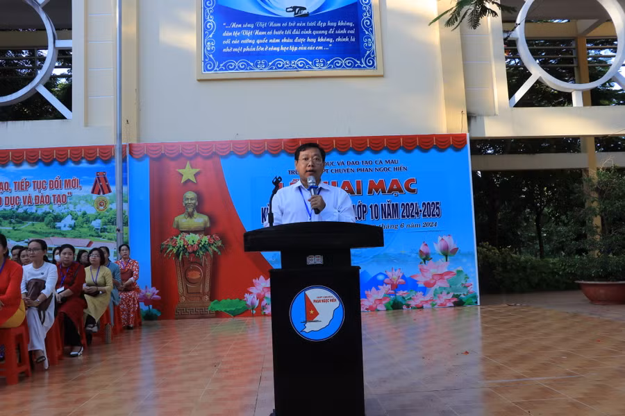 Ông Lê Chí Nguyễn, Hiệu trưởng Trường THPT chuyên Phan Ngọc Hiển phát biểu khai mạc.