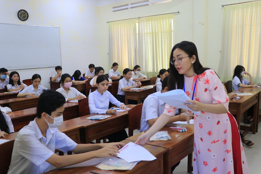 Thí sinh được phát giấy nháp làm bài thi. Thí sinh được phát giấy nháp làm bài thi.