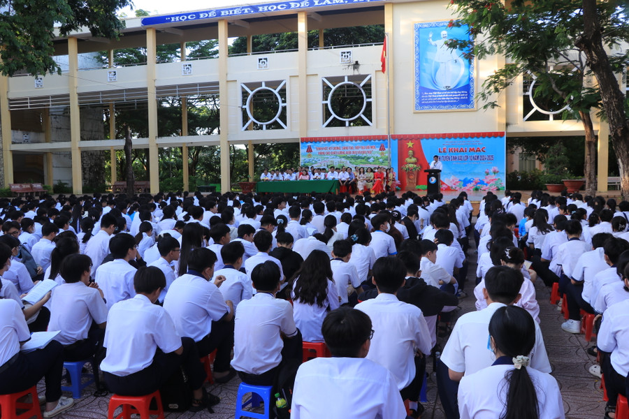 Quang cảnh buổi khai mạc kỳ thi tuyển lớp 10. Quang cảnh buổi khai mạc kỳ thi tuyển lớp 10.