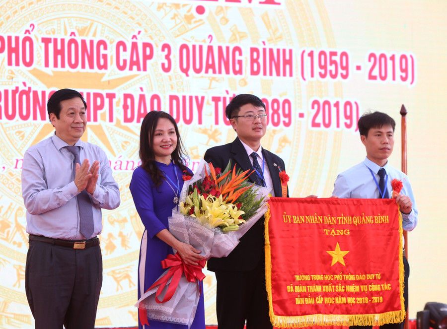 Năm học 2018-2019 này, Trường THPT Đào Duy Từ đã được UBND tỉnh tặng Cờ thi đua xuất sắc dẫn đầu cấp học.