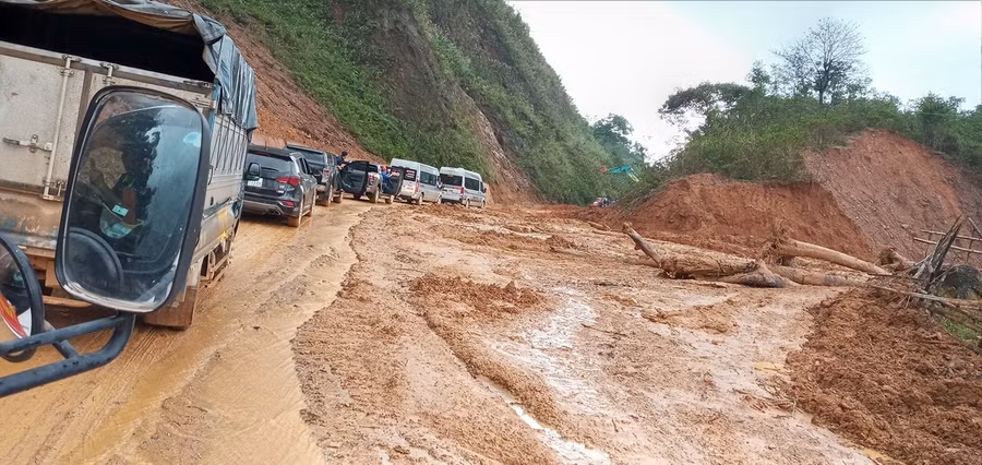 Chặng đường đến xã Hướng Việt huyện Hướng Hoá tỉnh Quảng Trị hướng từ Quảng Bình cũng bị sạt lở nghiêm trọng