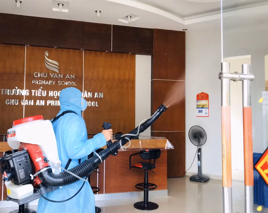 Phun thuốc khử trùng tiêu độc trong các cơ sở giáo dục