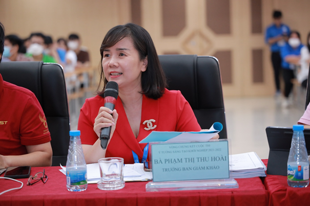 TS. Phạm Thị Thu Hoài nhận xét về phần thi của các đội (ảnh: Uneti). TS. Phạm Thị Thu Hoài nhận xét về phần thi của các đội (ảnh: Uneti).