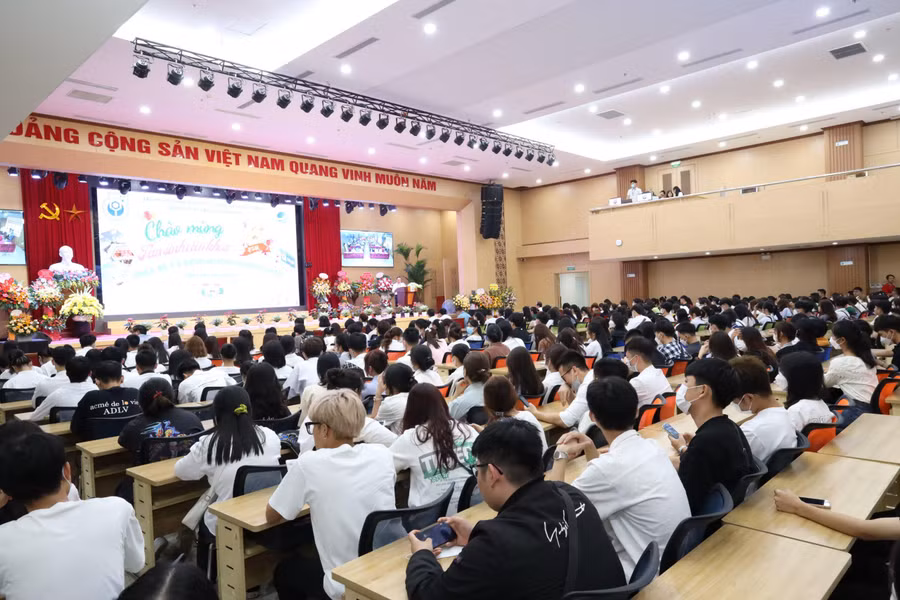 ĐH Kinh tế Kỹ thuật Công nghiệp dành 2 tỷ đồng khen thưởng cho tân sinh viên