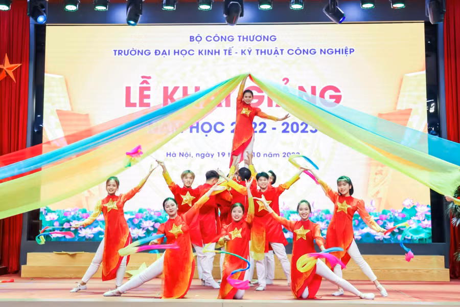 ĐH Kinh tế Kỹ thuật Công nghiệp khai giảng năm học mới
